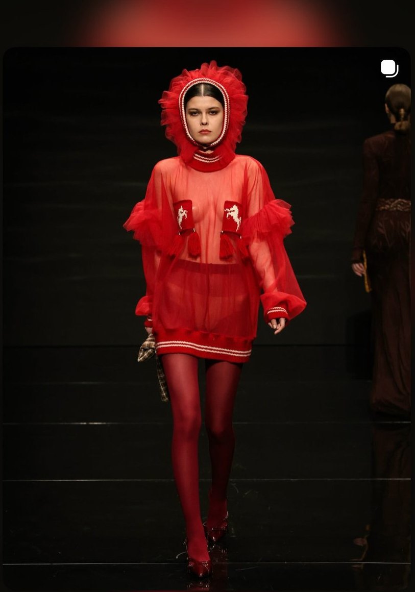 Runway look in red (@aurora_model)