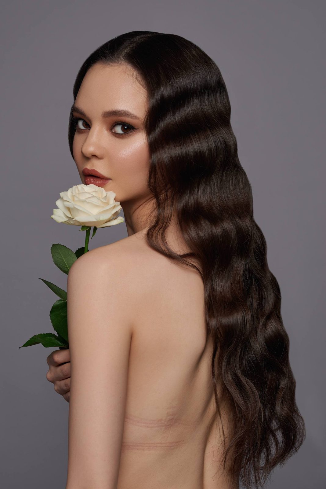 Over-the-shoulder look with a white rose
